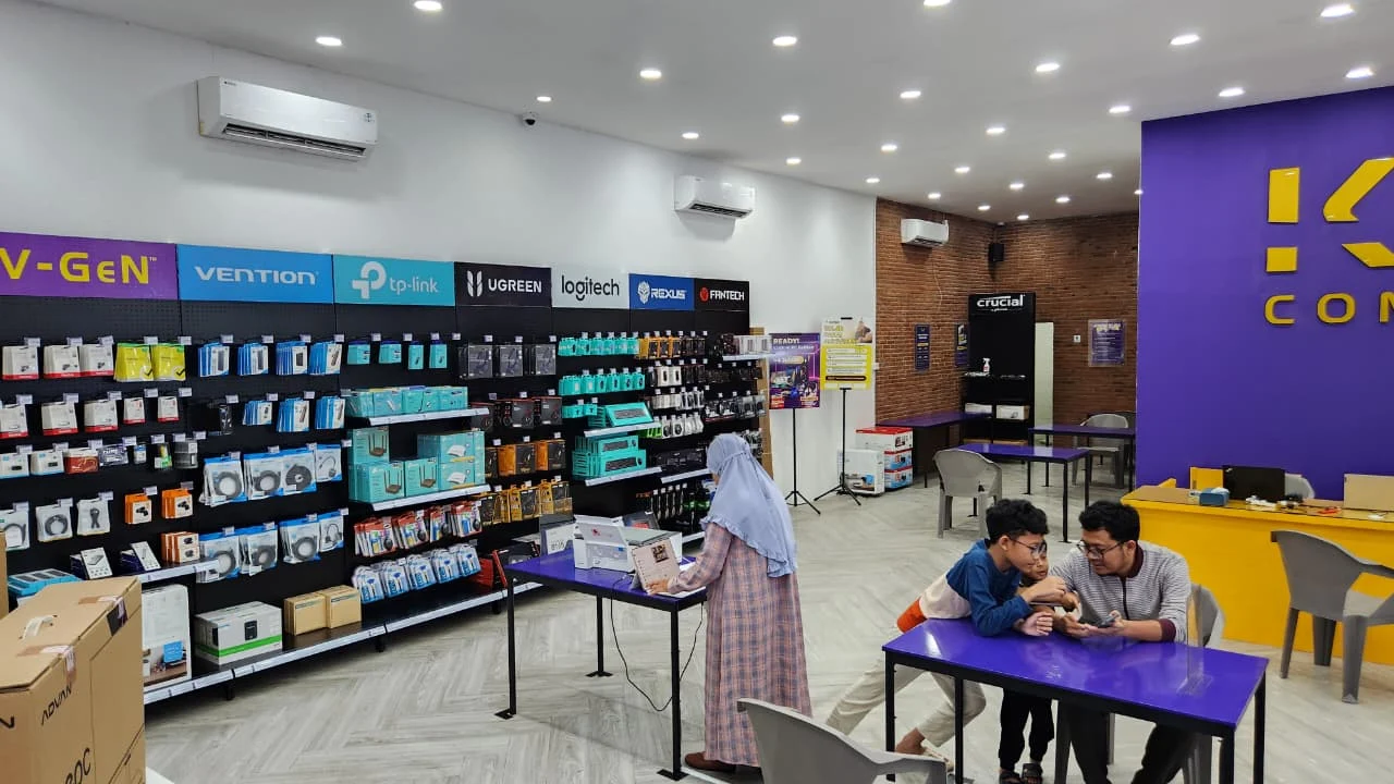 Store KLA Computer dengan display laptop dan brand area yang luas