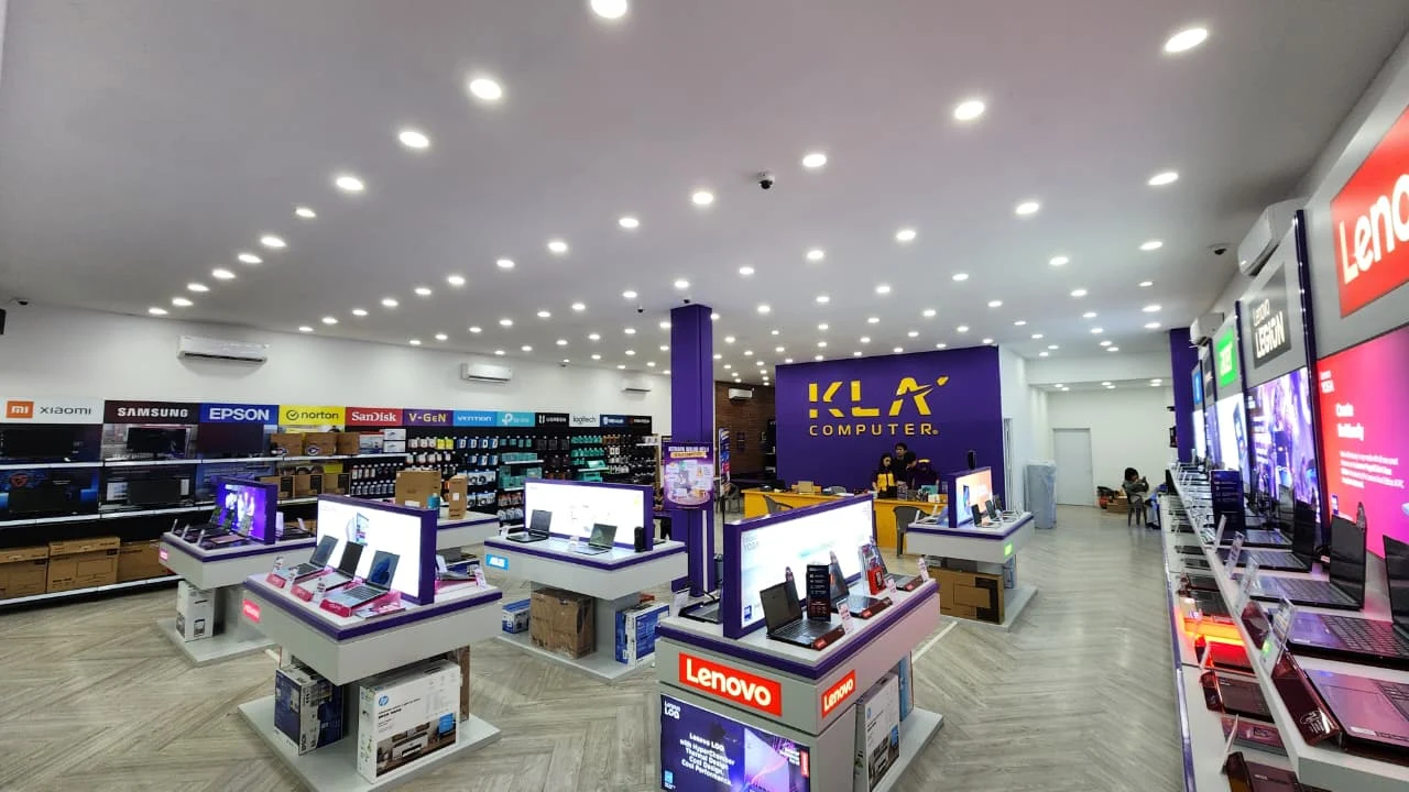 Area display utama KLA Computer dengan suasana retail komputer premium